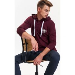 BLUZA MĘSKA Z KAPTUREM Z LEKKIEJ DZIANINY. Bluzy nierozpinane męskie marki TOP SECRET. W wyprzedaży za 39.99 zł.