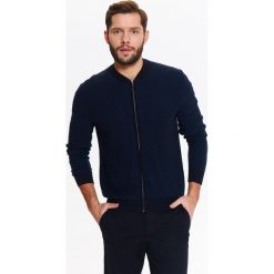 KARDIGAN MĘSKI TYPU BOMBER ZE STRUKTURALNEJ TKANINY. Kardigany męskie marki TOP SECRET. W wyprzedaży za 59.99 zł.