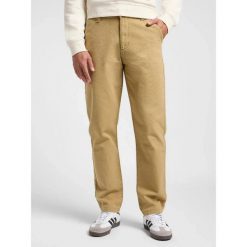 MESKIE SPODNIE LEE RELAXED WORKWEAR CHINO OSCAR KHA 112364187. Eleganckie spodnie męskie Lee, bez wzorów, z materiału. Za 219.99 zł.