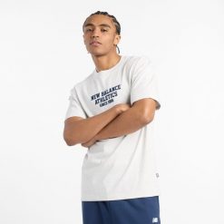 Koszulka męska New Balance MT51526AHH – szara. Szare t-shirty sportowe męskie New Balance, m, bez wzorów, z bawełny, klasyczne, bez ramiączek. Za 109.99 zł.