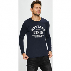 Mustang - Longsleeve. Czarne koszulki męskie z długim rękawem marki Mustang, z nadrukiem, z bawełny, z okrągłym kołnierzem, z długim rękawem. Za 139.90 zł.