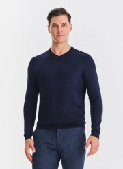 PAKO LORENTE - ranatowy sweter męski v-neck. Niebieskie swetry męskie Pako Lorente, bez wzorów, z nylonu, bez kołnierzyka, bez ramiączek. Za 119.99 zł.