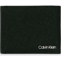 Calvin Klein - Portfel skórzany. Czarne portfele męskie Calvin Klein, bez wzorów, z materiału. W wyprzedaży za 239.90 zł.