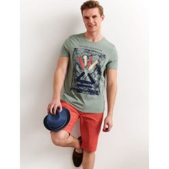 T-SHIRT Z NADRUKIEM. T-shirty męskie TOP SECRET. W wyprzedaży za 34.99 zł.