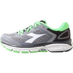 Diadora MYTHOS SHINDANO 5 Obuwie do biegania treningowe gray/green. Szare buty do biegania męskie Diadora, z materiału. W wyprzedaży za 381.65 zł.
