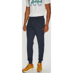 Ellesse - Spodnie. Szare spodnie na co dzień męskie Ellesse, z bawełny, casualowe. W wyprzedaży za 179.90 zł.