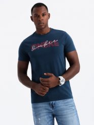 Bawełniany t-shirt męski z podwójnym printowanym logotypem – granatowy V3 - Rozmiar: S. Niebieskie t-shirty męskie Ombre Clothing, m, bez wzorów, z bawełny, bez kołnierzyka, bez ramiączek. W wyprzedaży za 24.99 zł.