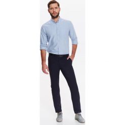 SPODNIE MĘSKIE REGULARNE ZE STRUKTURALNEJ TKANINY. Eleganckie spodnie męskie TOP SECRET. W wyprzedaży za 69.99 zł.