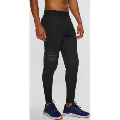 Under Armour - Spodnie. Długie spodnie sportowe męskie Under Armour. W wyprzedaży za 199.90 zł.