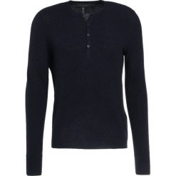 Rag & bone GILES HENLEY Sweter navy. Swetry męskie marki rag & bone. W wyprzedaży za 379.60 zł.