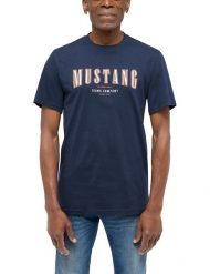 Męski T-Shirt Mustang Style Austin Dark Sapphire 1016266 4136. Niebieskie t-shirty męskie Mustang, m, bez wzorów, bez kołnierzyka, bez ramiączek. Za 69.99 zł.