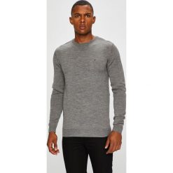 Guess Jeans - Sweter. Szare swetry męskie Guess Jeans, z aplikacjami, z dzianiny, z okrągłym kołnierzem, z krótkim rękawem. W wyprzedaży za 259.90 zł.