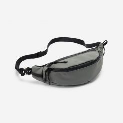 Torebka nerka hydrofobowa 2 kieszenie. Szare saszetki męskie Decathlon, bez wzorów, z materiału. W wyprzedaży za 59.99 zł.