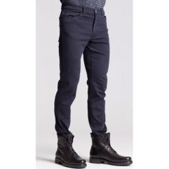 Granatowe jeansy męskie Regular fit - Granatowy. Jeansy męskie TRUSSARDI JEANS. Za 199.60 zł.