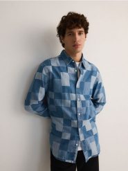 Wzorzysta koszula regular z denimu - niebieski. Niebieskie koszule męskie Reserved, l, bez wzorów, z denimu, bez kołnierzyka, bez ramiączek. W wyprzedaży za 49.99 zł.