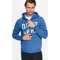 OCIEPLANA BLUZA MĘSKA ROZPINANA Z KAPTUREM I NAPISEM. Bluzy rozpinane męskie marki TOP SECRET. W wyprzedaży za 59.99 zł.