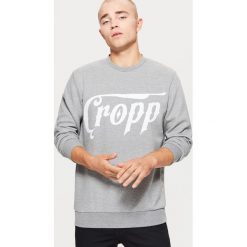 Bluza z nadrukiem Jasny szary. Bluzy nierozpinane męskie marki Cropp. W wyprzedaży za 49.99 zł.