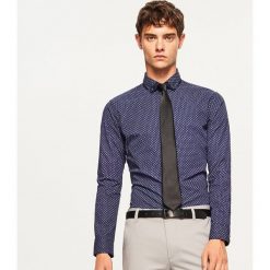 Koszula slim fit z mikroprintem - Granatowy. Koszule męskie marki Reserved. W wyprzedaży za 49.99 zł.