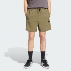 Szorty Essentials 3-Stripes Chelsea. Brązowe szorty sportowe męskie ADIDAS, bez wzorów, z materiału, sportowe. W wyprzedaży za 89.25 zł.