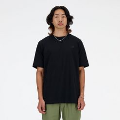 Koszulka męska New Balance MT41533BK – czarna. Czarne t-shirty sportowe męskie New Balance, l, bez wzorów, z dresówki, klasyczne, bez ramiączek. Za 169.99 zł.