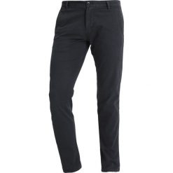 DOCKERS ALPHA CASUAL WASHED Spodnie materiałowe dockers navy. Spodnie na co dzień męskie marki DOCKERS. Za 399.00 zł.