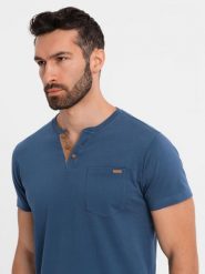 T-shirt męski z dekoltem na guziki i zamszowym wykończeniem – ciemnoniebieski V2. Niebieskie t-shirty męskie Ombre Clothing, m, bez wzorów, z bawełny, bez kołnierzyka, bez ramiączek. W wyprzedaży za 97.49 zł.