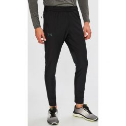 Under Armour - Spodnie Threadborne Vanish. Czarne długie spodnie sportowe męskie Under Armour, bez wzorów, z dzianiny. W wyprzedaży za 179.90 zł.