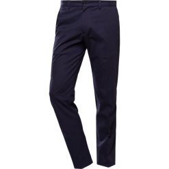Armani Collezioni Spodnie garniturowe bleu navy. Eleganckie spodnie męskie marki Armani Collezioni. W wyprzedaży za 539.25 zł.