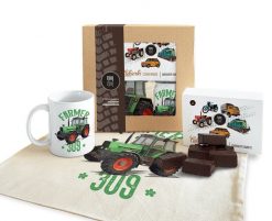 Fendt Farmer — paczka (Zawartość paczki: koszulka, torba, kubek, słodycze; Rozmiar koszulki / bluzy: 4XL (męska); Kolor koszulki / bluzy: czarny; Rodz. Czarne bluzy nierozpinane męskie nikiniki, m, bez wzorów, z bawełny, bez ramiączek, bez kaptura. Za 179.00 zł.
