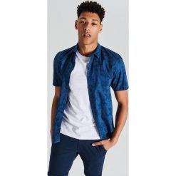 Koszula z krótkim rękawem all over - Granatowy. Koszule męskie marki Cropp. Za 59.99 zł.