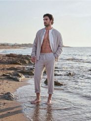 Kurtka bomberka z wiskozy - kremowy. Białe kurtki męskie Sinsay, l, bez wzorów, z wiskozy, bez ramiączek, bez kaptura. Za 99.99 zł.