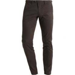 DRYKORN Chinosy khaki. Eleganckie spodnie męskie marki DRYKORN. Za 509.00 zł.