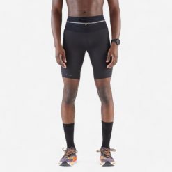 Legginsy do biegania w terenie krótkie męskie Kiprun Run 900 Ultra. Czarne legginsy męskie KIPRUN, l, bez wzorów, z materiału, krótkie, do biegania. W wyprzedaży za 69.99 zł.