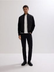 Lekka pikowana kurtka - czarny. Czarne kurtki męskie Reserved, l, bez wzorów, z dzianiny, bez ramiączek, bez kaptura. Za 359.99 zł.