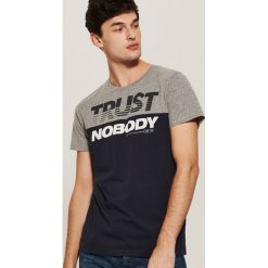 T-shirt z napisem - Granatowy. Niebieskie t-shirty męskie House, z napisami. Za 39.99 zł.