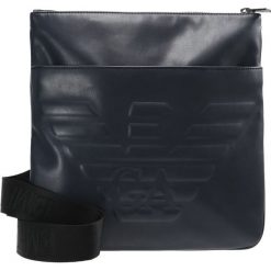 Emporio Armani PIATTINA GRANDE Torba na ramię dark blue. Torby męskie na ramię marki Emporio Armani. W wyprzedaży za 389.40 zł.