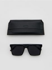 Okulary przeciwsłoneczne z etui - czarny. Czarne okulary przeciwsłoneczne męskie Reserved, bez wzorów. Za 99.99 zł.