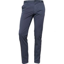 Tiger of Sweden RODMAN Chinosy vintage indigo. Niebieskie eleganckie spodnie męskie Tiger of Sweden, z bawełny, vintage. W wyprzedaży za 439.20 zł.