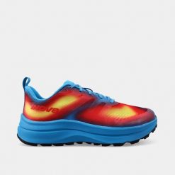 Buty trailowe męskie Inov-8 TrailFly Max Wide. Czerwone buty do biegania męskie Inov-8, bez wzorów, bez zapięcia, do biegania. Za 440.99 zł.