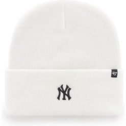 Czapka - Beanie - Base Runner - Logo NY Yankees - biały. Białe czapki męskie 47 Brand, na zimę, bez wzorów, sportowe. Za 149.50 zł.