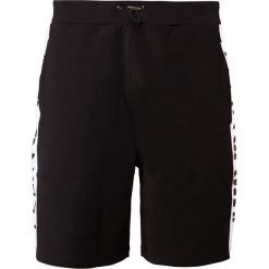 Plein Sport JOGGING SHORTS THUNDER Spodnie treningowe black. Czarne spodnie dresowe męskie Plein Sport, z bawełny, sportowe. Za 769.00 zł.