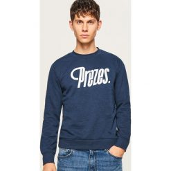 Sportowa bluza z nadrukiem - Granatowy. Bluzy bez kaptura męskie marki Reserved. W wyprzedaży za 49.99 zł.