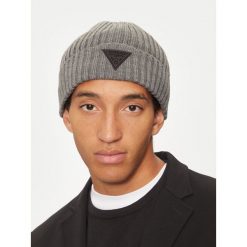 Czapka Guess. Szare czapki męskie Guess, na zimę, z aplikacjami. Za 199.99 zł.