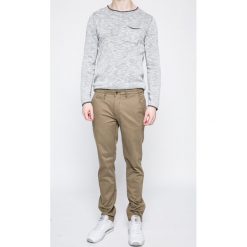Wrangler - Spodnie. Szare spodnie na co dzień męskie Wrangler, z bawełny, casualowe. W wyprzedaży za 229.90 zł.