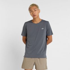 Koszulka męska New Balance MT43213GT – szara. Szare t-shirty sportowe męskie New Balance, m, bez wzorów, z materiału, sportowe, bez ramiączek. Za 189.99 zł.