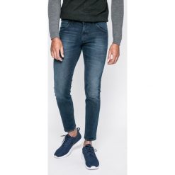 Wrangler - Jeansy Fly Ball. Niebieskie jeansy męskie Wrangler, z aplikacjami, z bawełny. W wyprzedaży za 229.90 zł.
