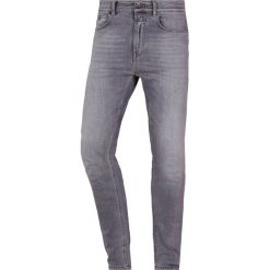 CLOSED COOPER Jeansy Slim Fit light grey aged. Szare jeansy męskie CLOSED, z bawełny. Za 759.00 zł.