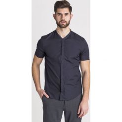 KOSZULA Emporio Armani. Niebieskie koszule męskie Emporio Armani, l, bez wzorów, z bawełny, bez kołnierzyka, bez ramiączek. Za 391.30 zł.