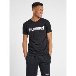 Koszulka sportowa z krótkim rękawem męska Hummel Cotton Logo. Czarne t-shirty sportowe męskie HUMMEL, m, bez wzorów, sportowe, bez ramiączek. Za 59.00 zł.