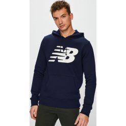 New Balance - Bluza. Niebieskie bluzy nierozpinane męskie New Balance, m, bez wzorów, z bawełny, bez ramiączek, z kapturem. W wyprzedaży za 199.90 zł.